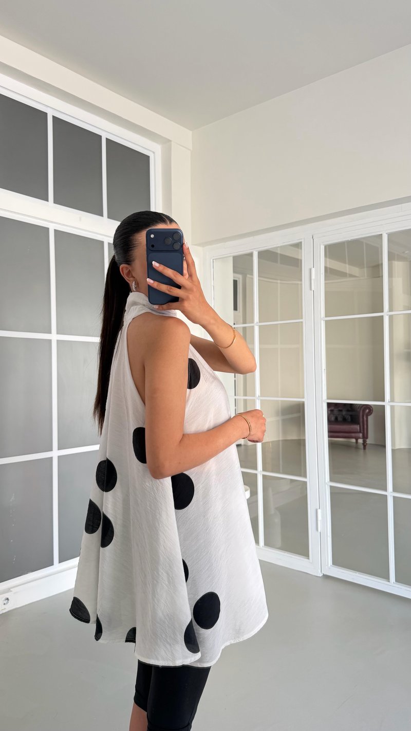 Beyaz Dik Yaka Puantiyeli Bluz GAUS-01702