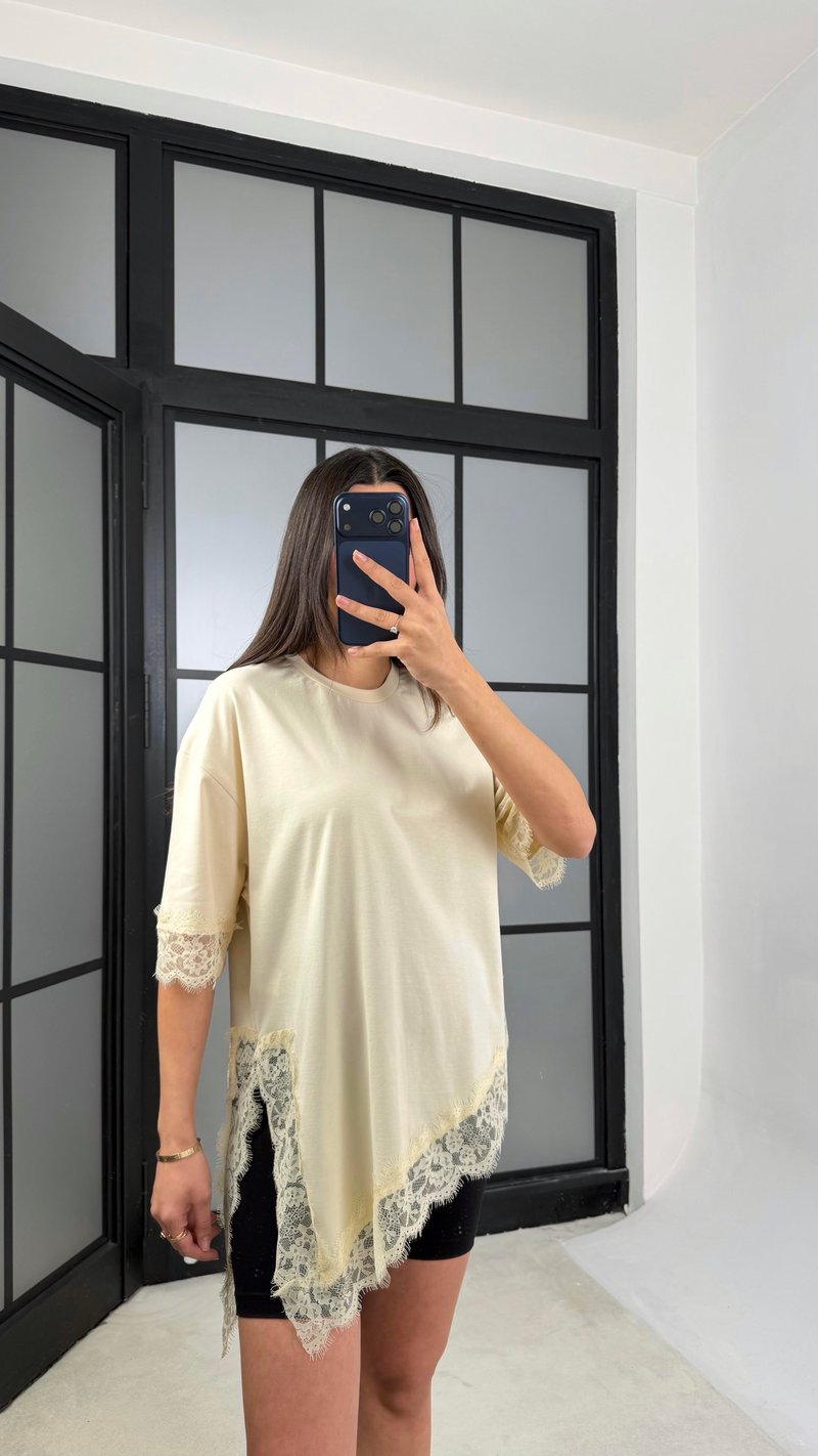 Bej Asimetrik Dantel Detaylı Tshirt GAUS-01164