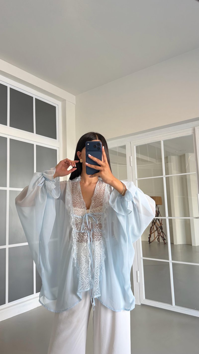 Mavi Dantel Detaylı Transparan Bluz GAUS-01648