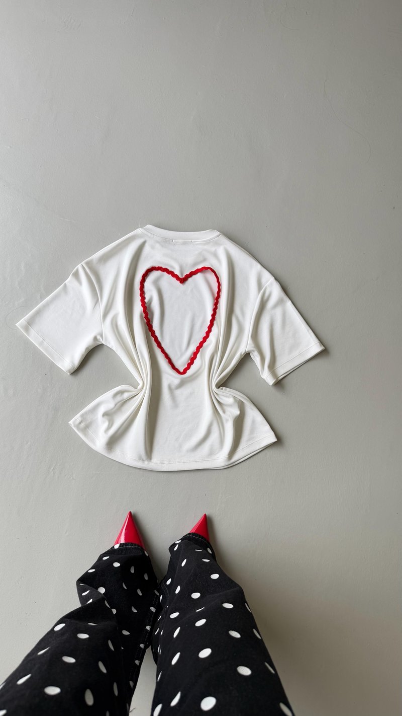 Ekru Sırt Kalp Nakışlı Tasarım Tshirt GAUS-01647