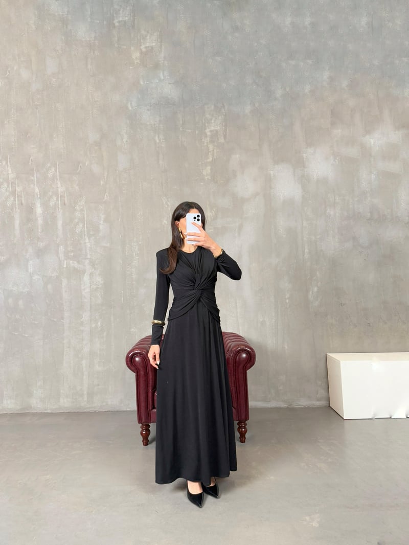 Daisy Siyah Önden Drape Detaylı Vatkalı Maxi Elbise