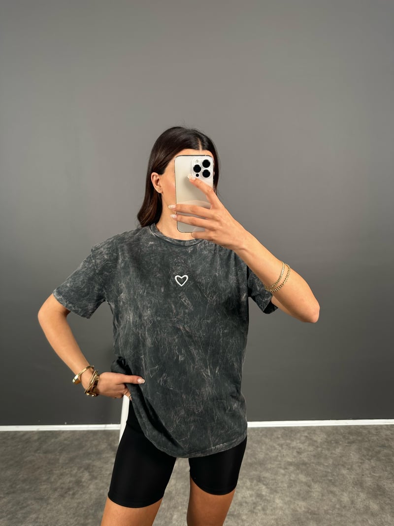 Eskitme Gri Bisiklet Yaka Kalp Detaylı Tshirt
