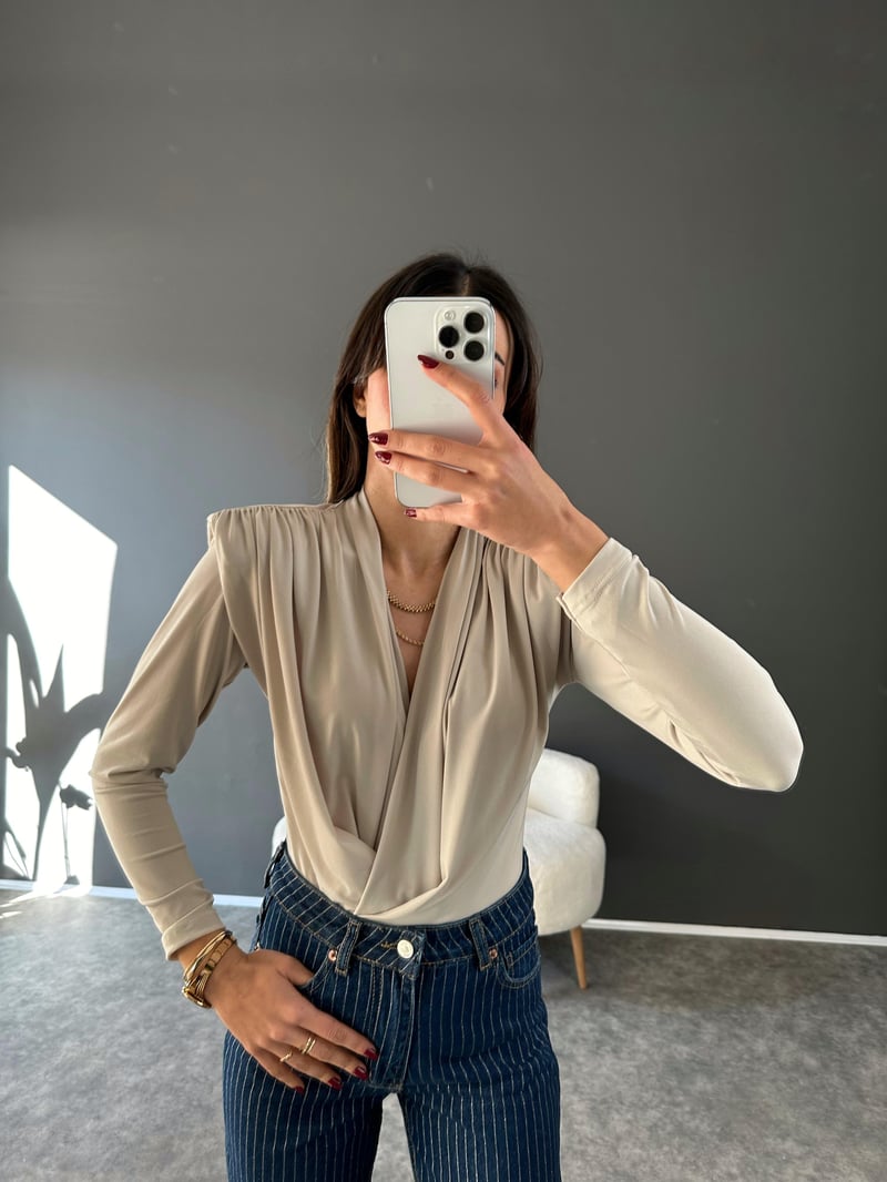 Taş V yaka Vatkalı Drapeli Bodysuit