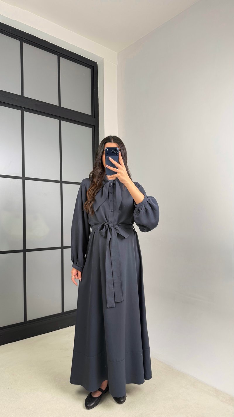 Antrasit Fular Detaylı Kuşaklı İthal Kumaş Maxi Boy Elbise GAUS-01155