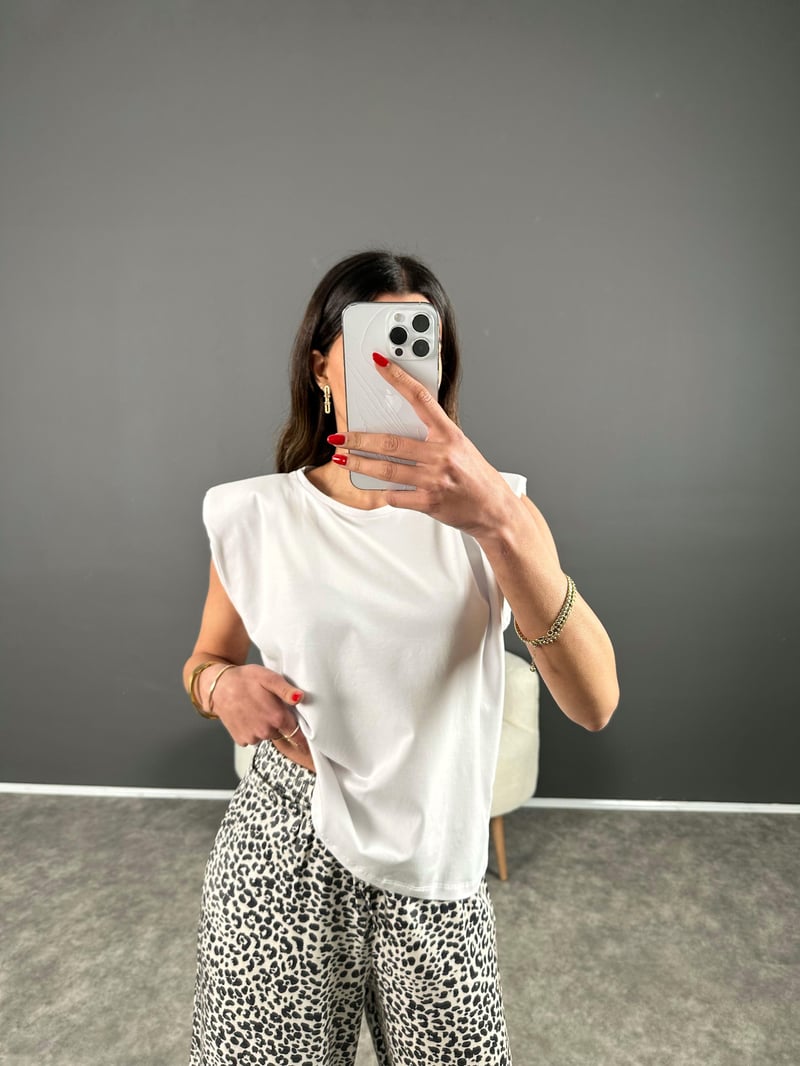 Vatkalı Beyaz Kısa Kol Tshirt