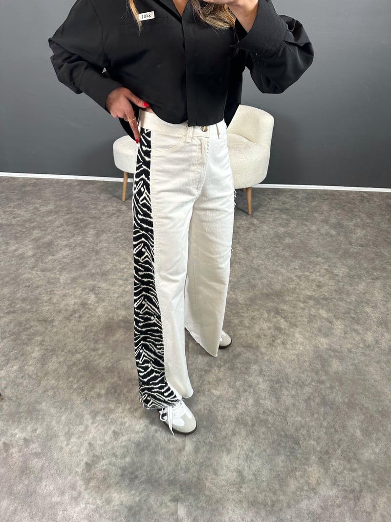 Ekru Yanları Zebra Desenli Jean 