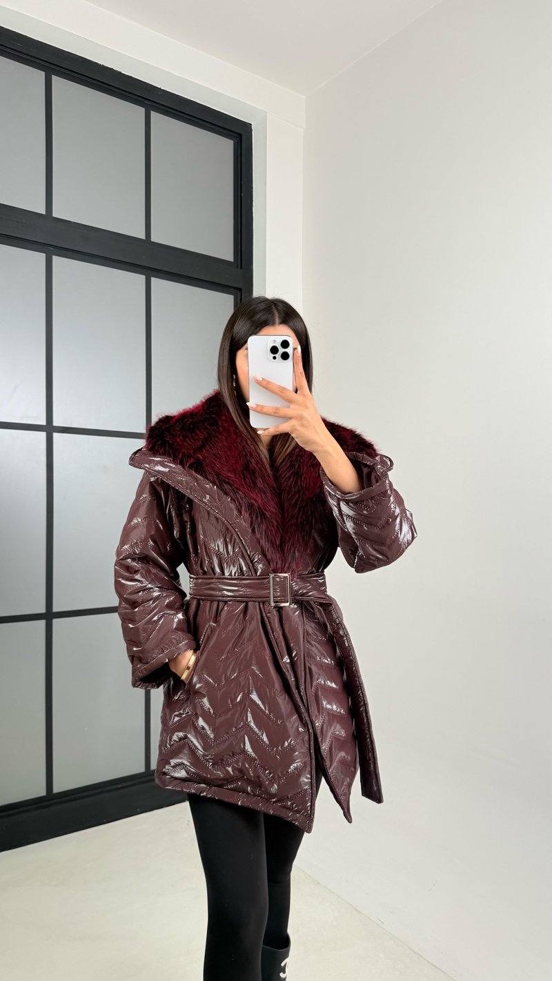 Bordo Yaka Kürk Detaylı Kuşaklı Parlak Şişme Mont GAUS-00458