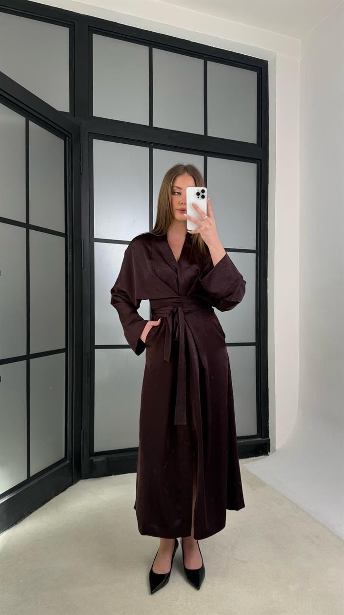 Mürdüm Kuşaklı Yırtmaçlı Premium Saten Elbise GAUS-01240