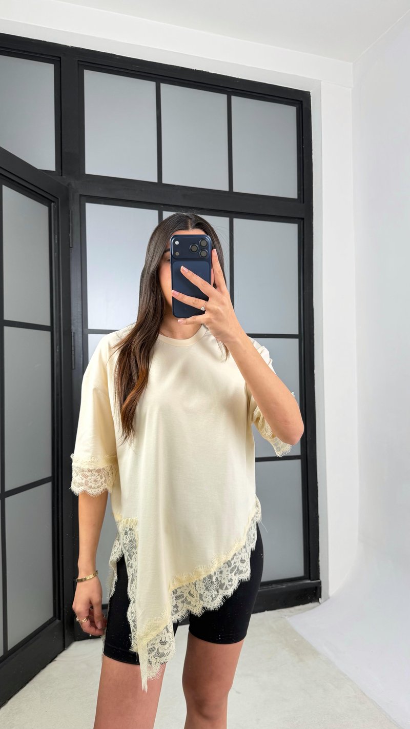 Bej Asimetrik Dantel Detaylı Tshirt GAUS-01164