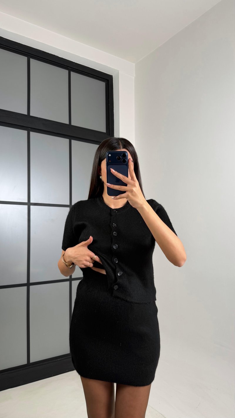 Siyah Kısa Kol Düğmeli Bluz Beli Lastikli Etek İkili Triko Takım GAUS-00822