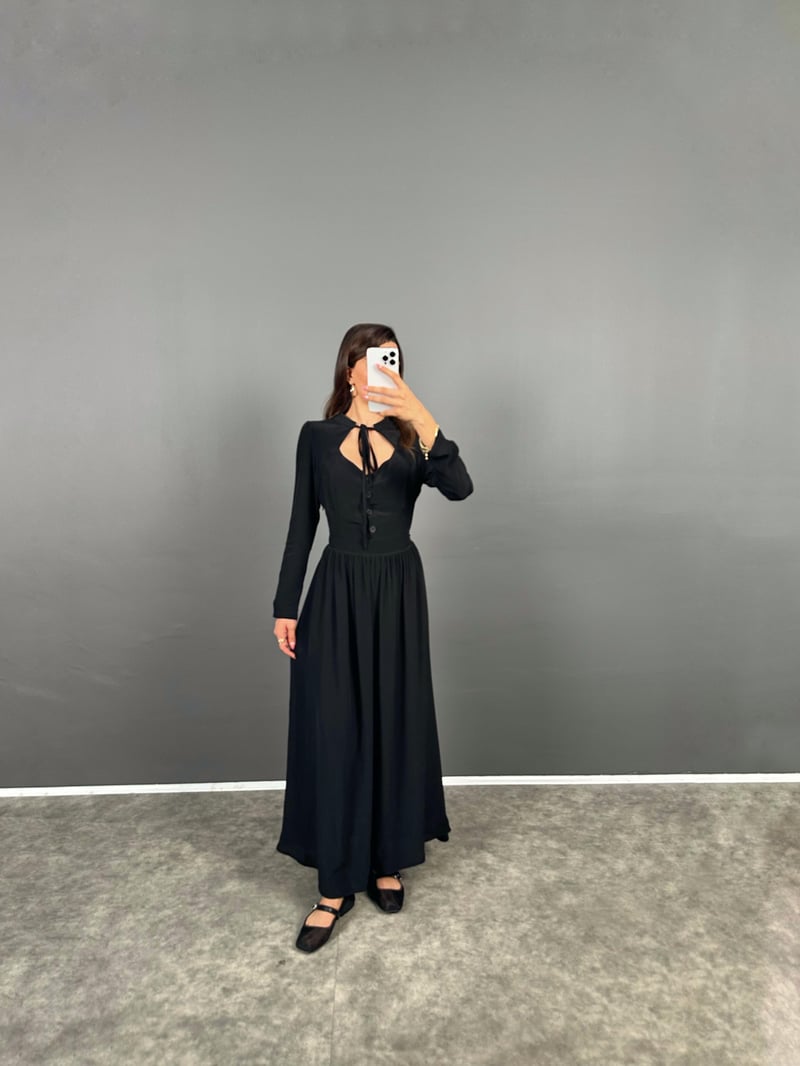 Vanni Siyah Boyundan Bağlamalı Önü Düğmeli Kuşaklı Uzun Vintage Elbise