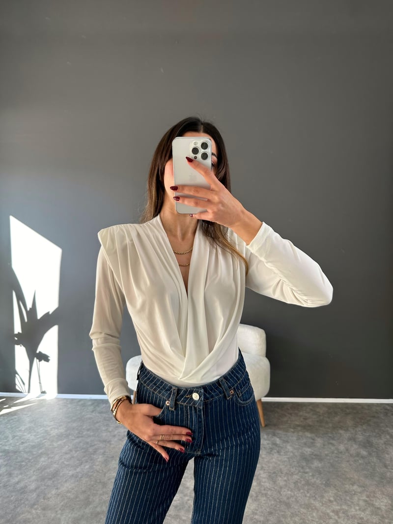 Beyaz V yaka Vatkalı Drapeli Bodysuit