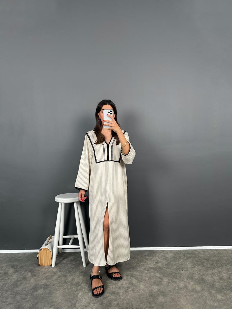 ZR Model Beyaz Çizgili Nakışlı Kaftan Model Yırtmaçlı Elbise
