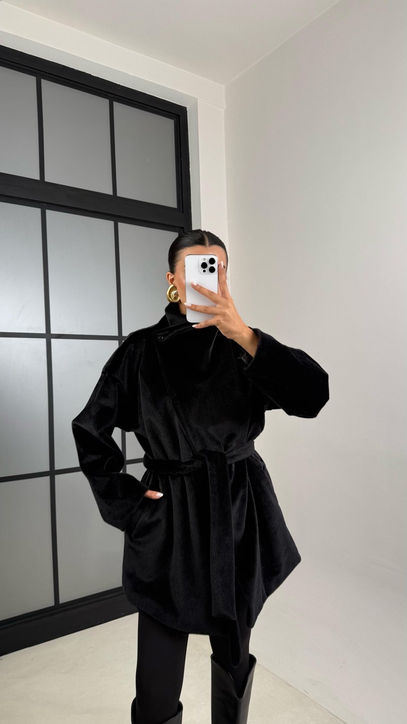 Siyah Asimetrik Düğmeli Astarlı Kuşaklı Kaşe Ceket GAUS-00474