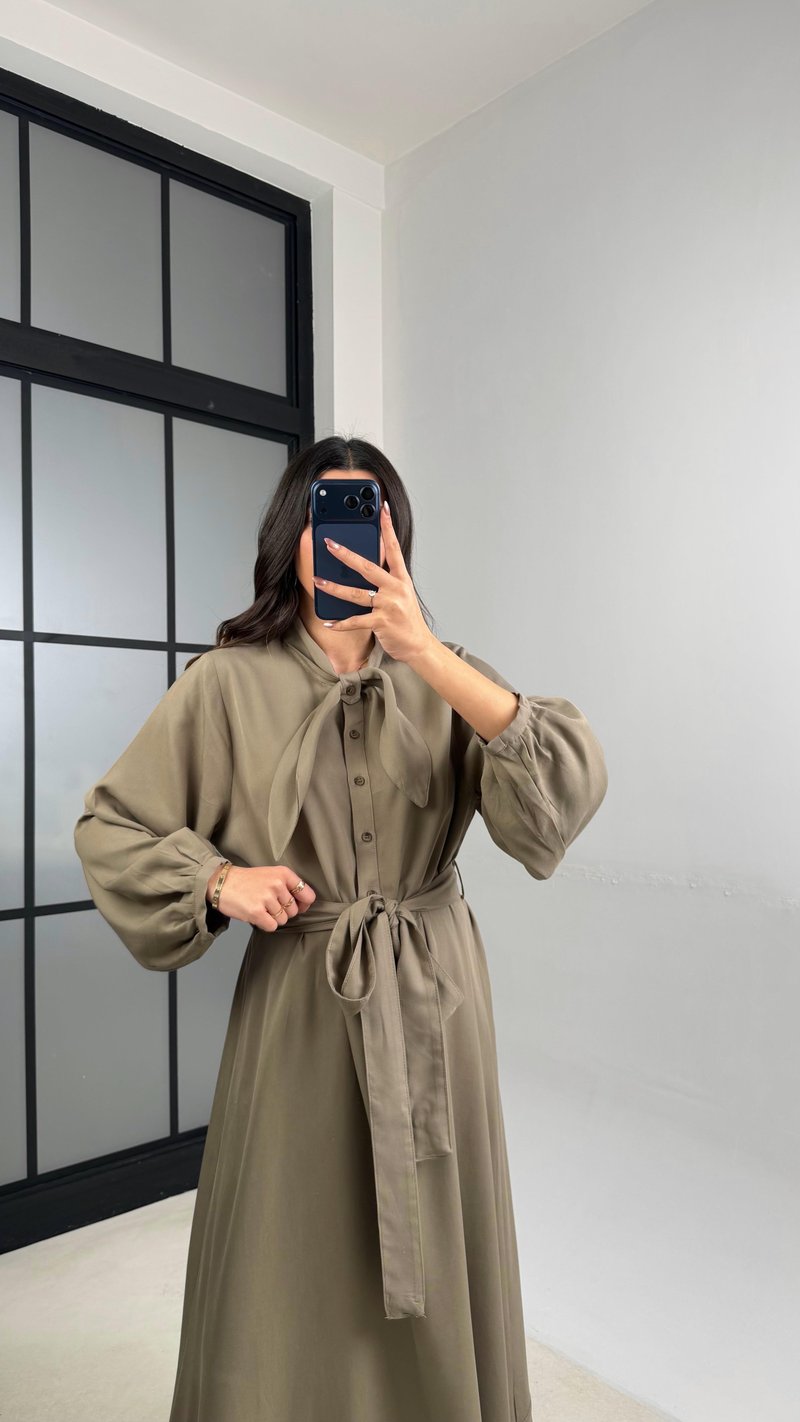 Haki Fular Detaylı Kuşaklı İthal Kumaş Maxi Boy Elbise GAUS-01155