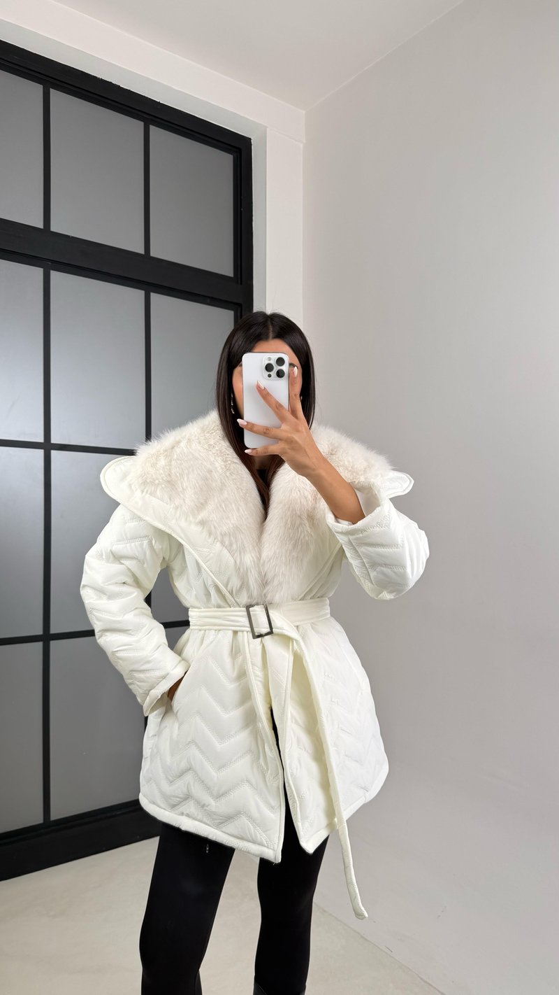 Beyaz Yaka Kürk Detaylı Kuşaklı Parlak Şişme Mont GAUS-00458