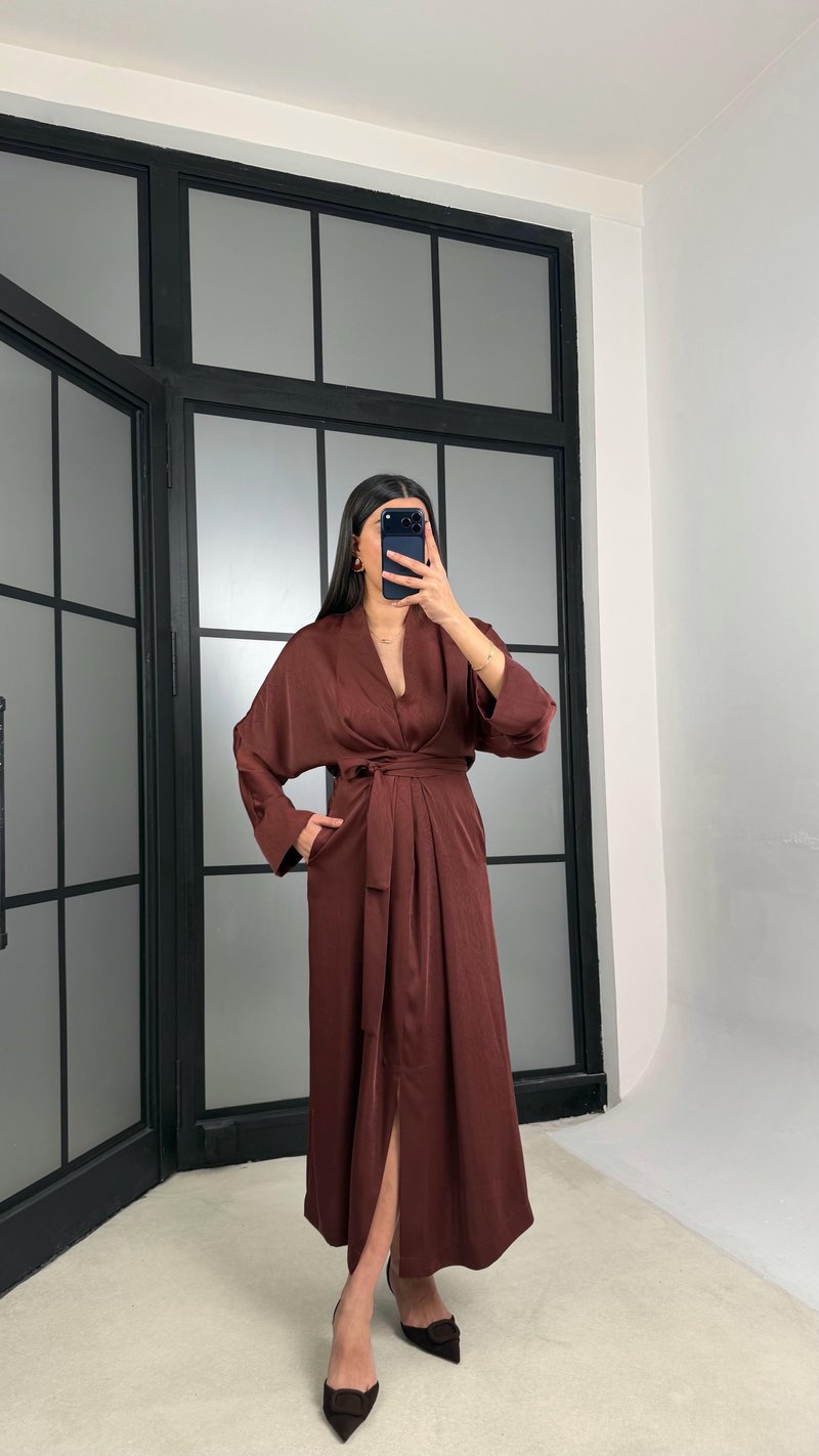 Kahve Kuşaklı Yırtmaçlı Premium Saten Elbise GAUS-01240