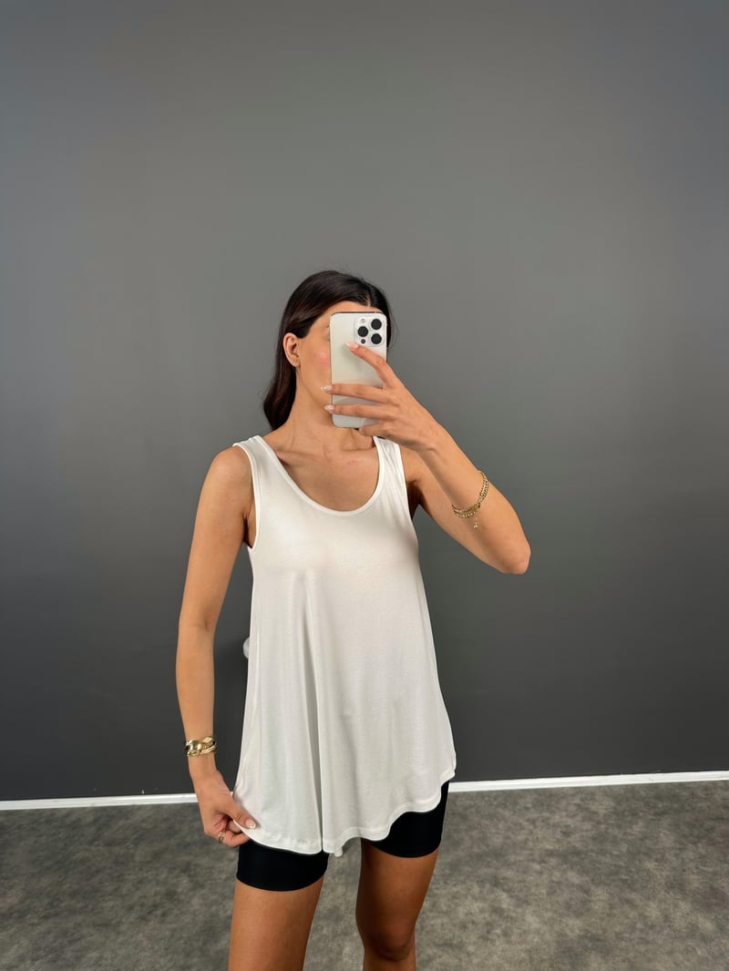Beyaz U Yaka Salaş Sıfır Kol Tshirt