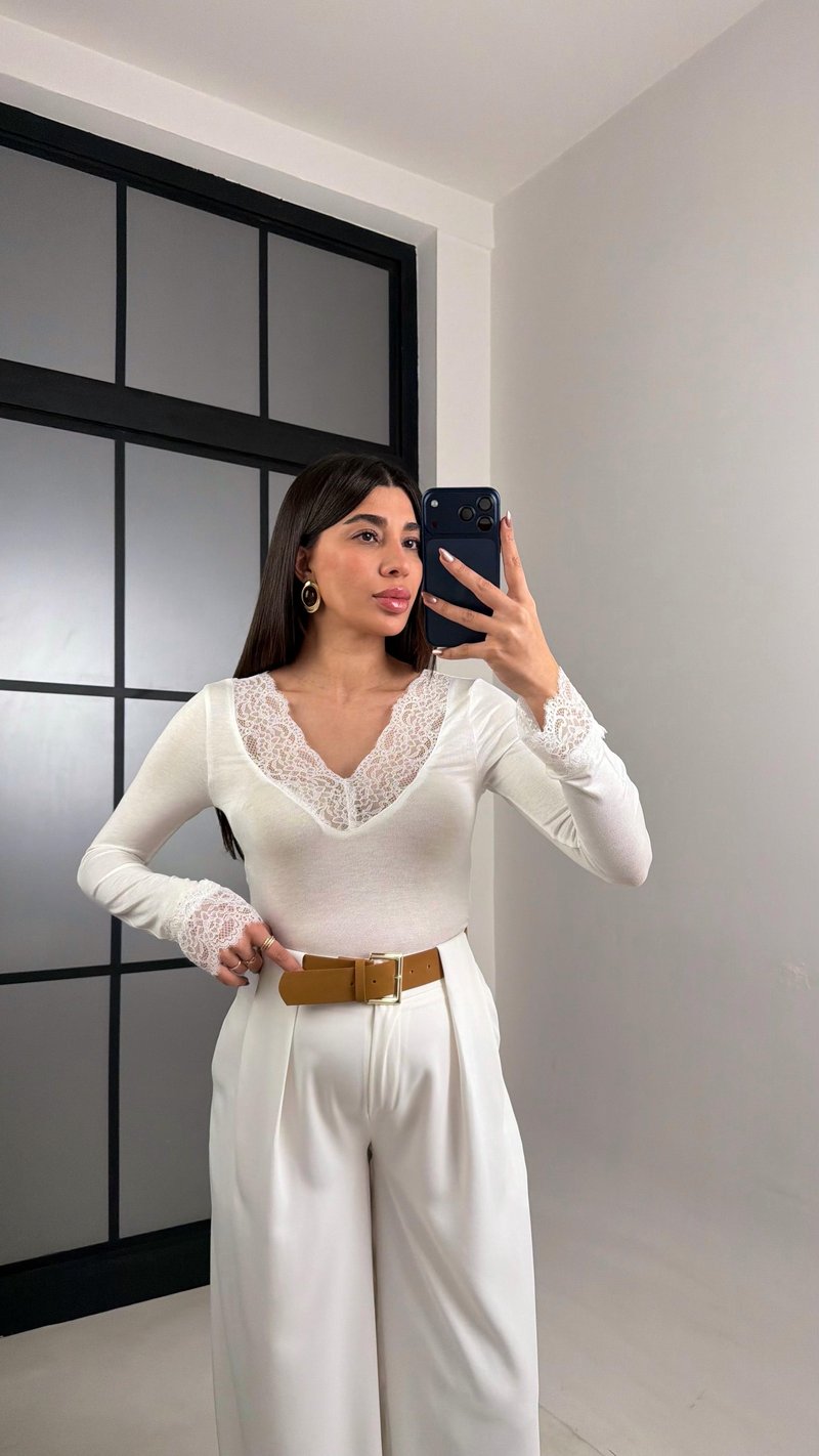 Beyaz Dantel Detaylı Kaşmir Dokulu Bluz GAUS-01094