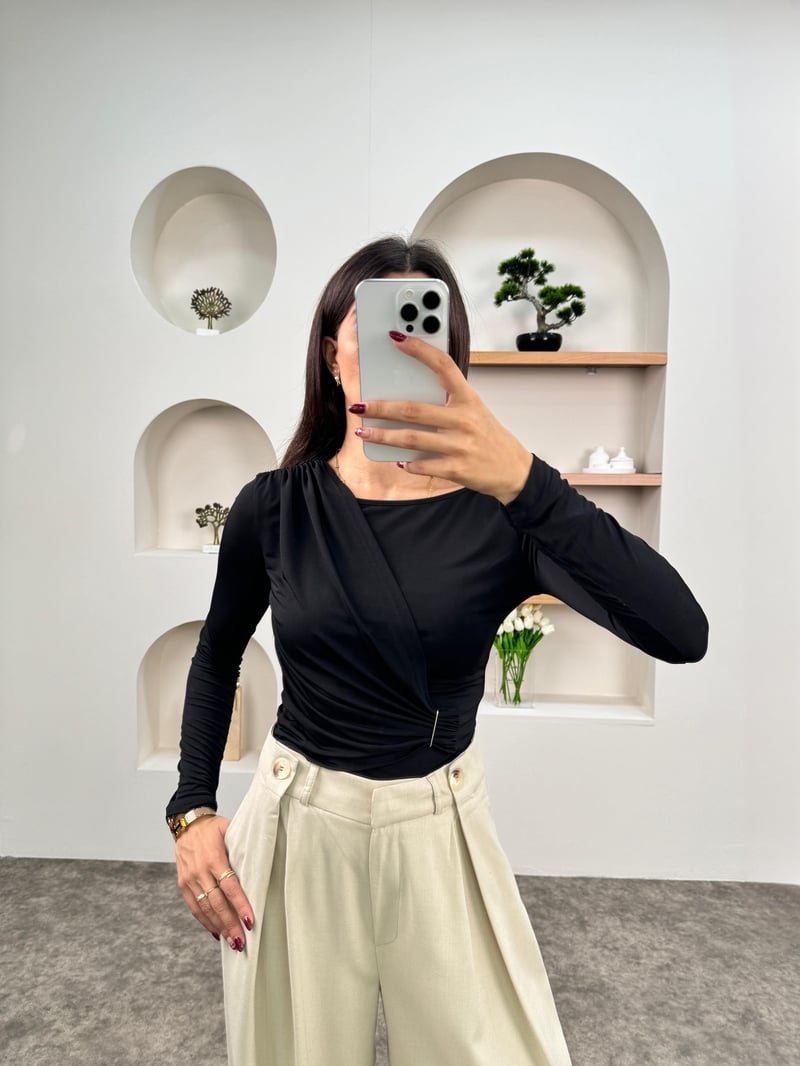 Bri Siyah Belden Büzgü Detaylı Bluz