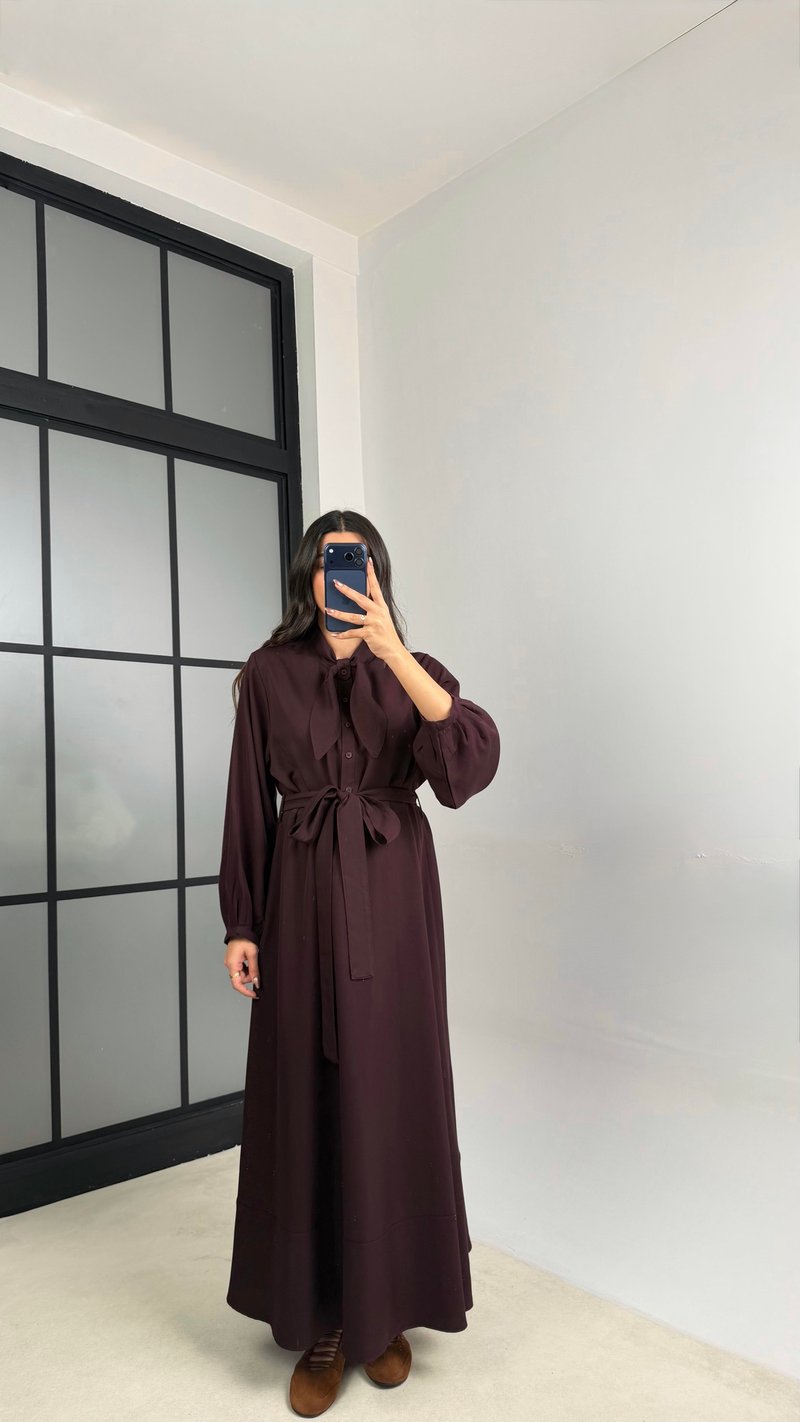 Mürdüm Fular Detaylı Kuşaklı İthal Kumaş Maxi Boy Elbise GAUS-01155