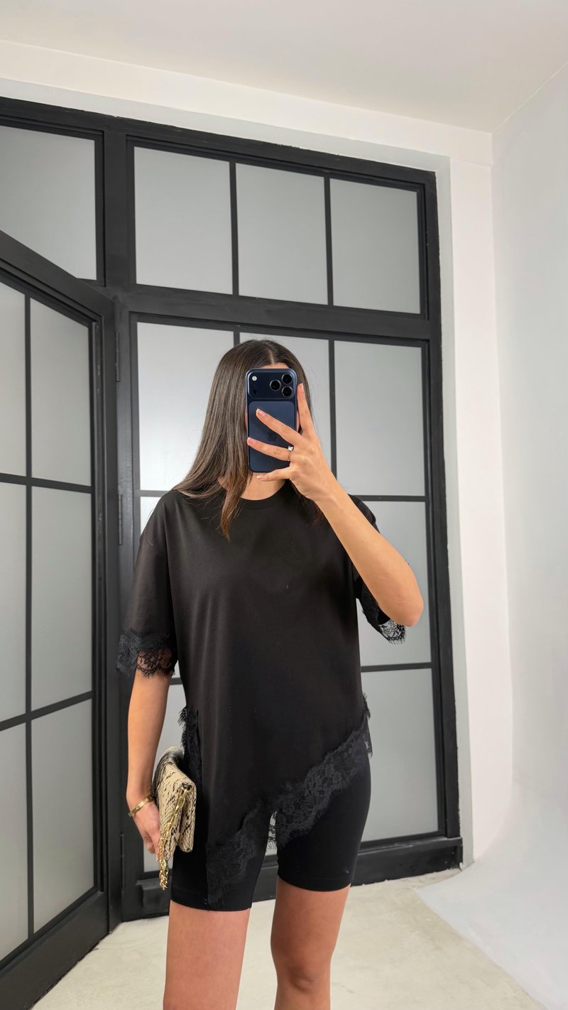 Siyah Asimetrik Dantel Detaylı Tshirt GAUS-01164