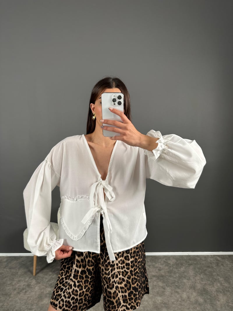 Beyaz Pinterest Kalp Detaylı Bağlamalı Gömlek 