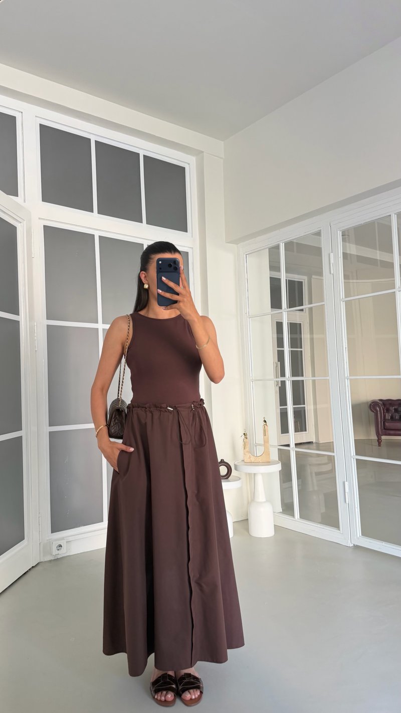 Kahve Sıfır Kol Paraşüt Kumaş Detaylı Beli Lastikli Elbise GAUS-01677