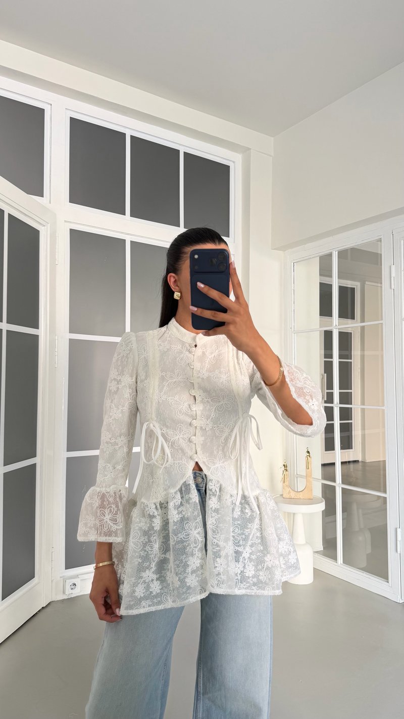 Ekru Güpürlü Düğmeli Tasarım Bluz GAUS-01765