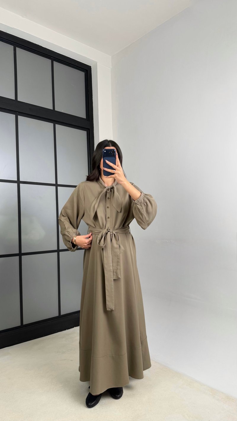 Haki Fular Detaylı Kuşaklı İthal Kumaş Maxi Boy Elbise GAUS-01155