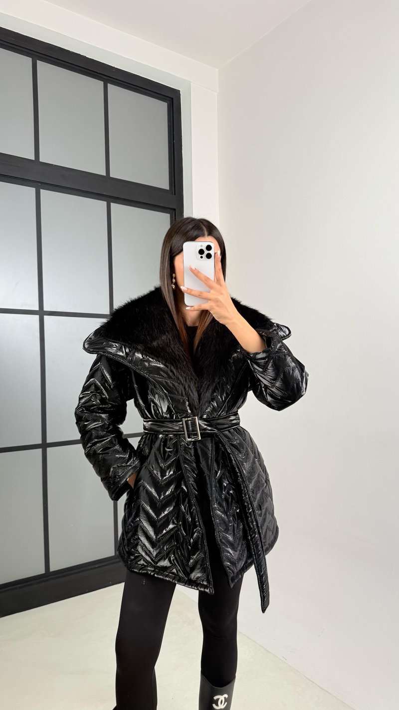 Siyah Yaka Kürk Detaylı Kuşaklı Parlak Şişme Mont GAUS-00458