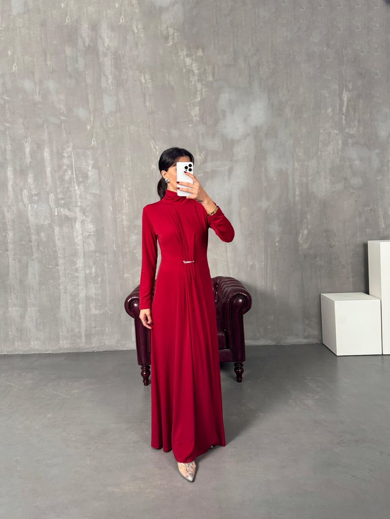 جيرسه فستان ماكسي لون بوردو بياقة عالية تصميم عصري