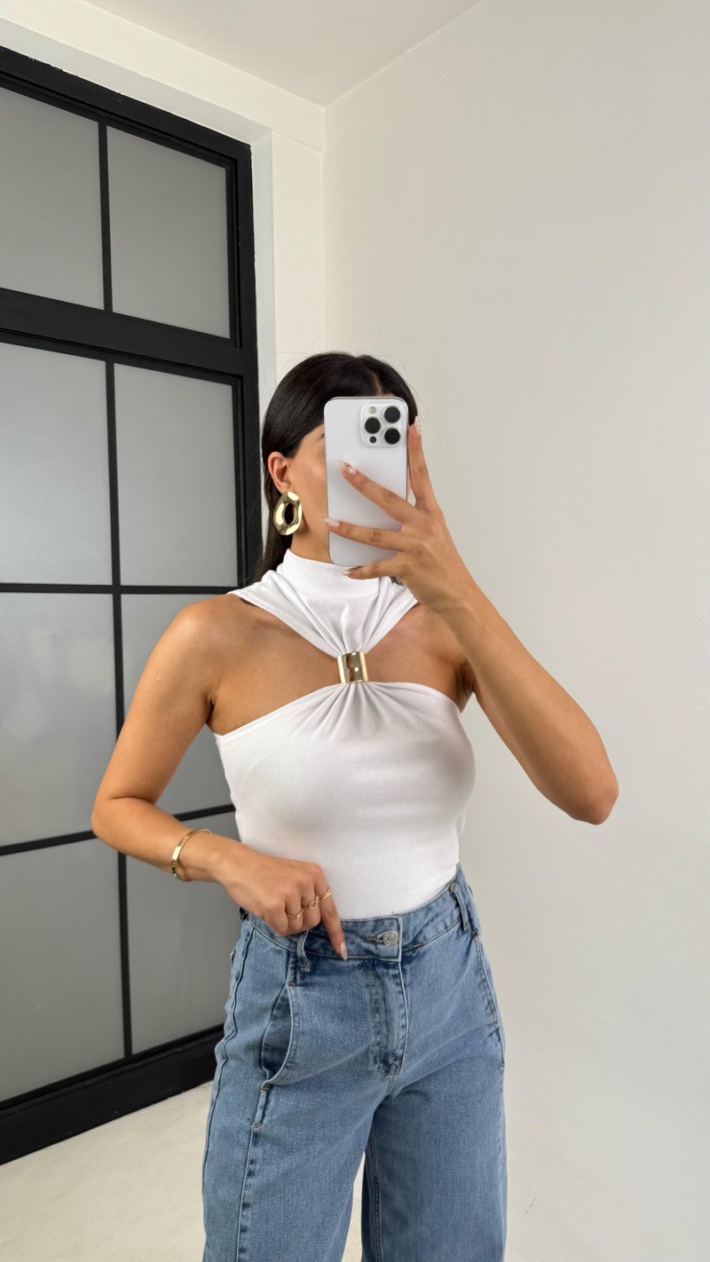 Beyaz Sıfır Kol Gold Toka Detaylı Bluz GAUS-0098