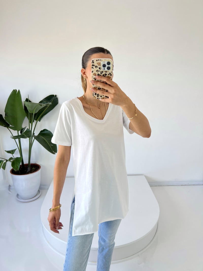 Beyaz V yaka Oversize Yanları Yırtmaçlı Tshirt
