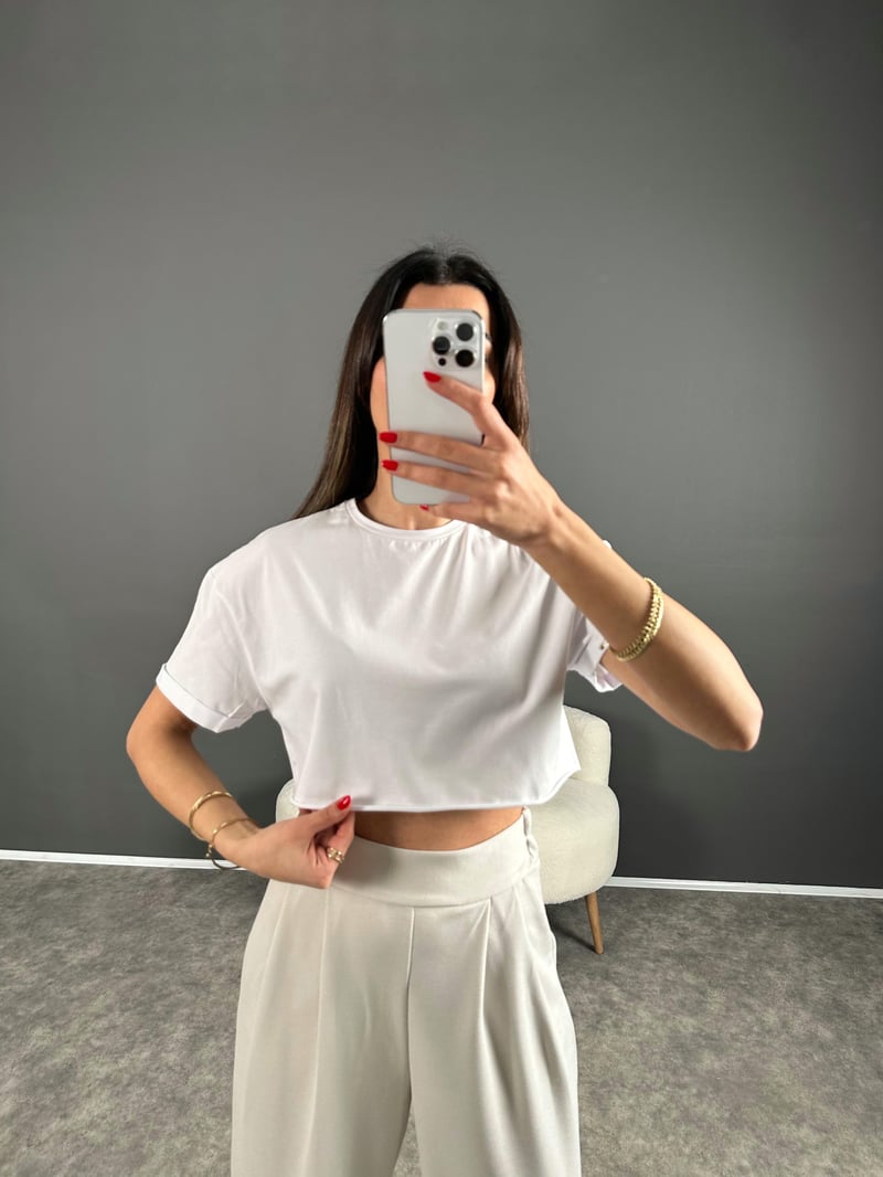 Beyaz Crop Kol Katlamalı Tshirt