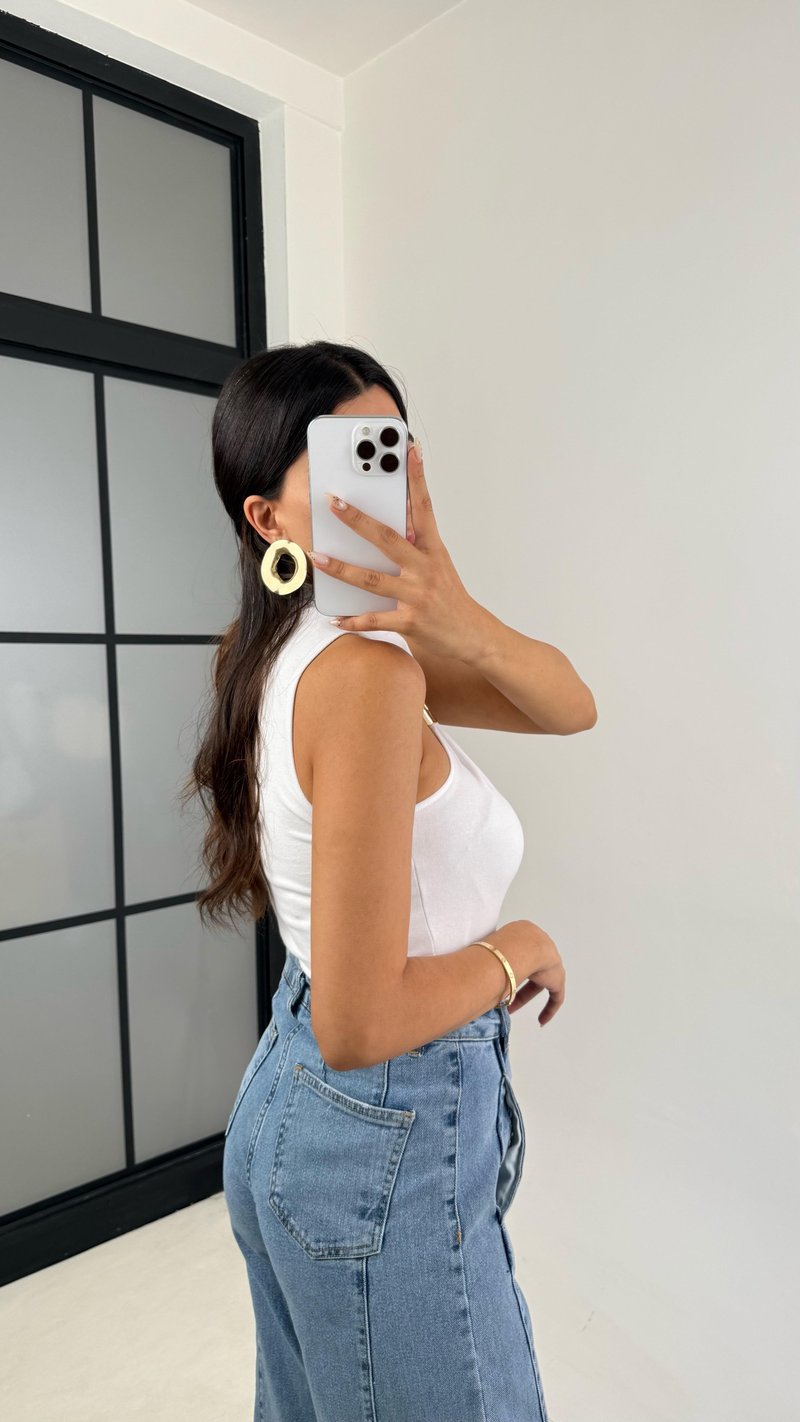 Beyaz Sıfır Kol Gold Toka Detaylı Bluz GAUS-0098