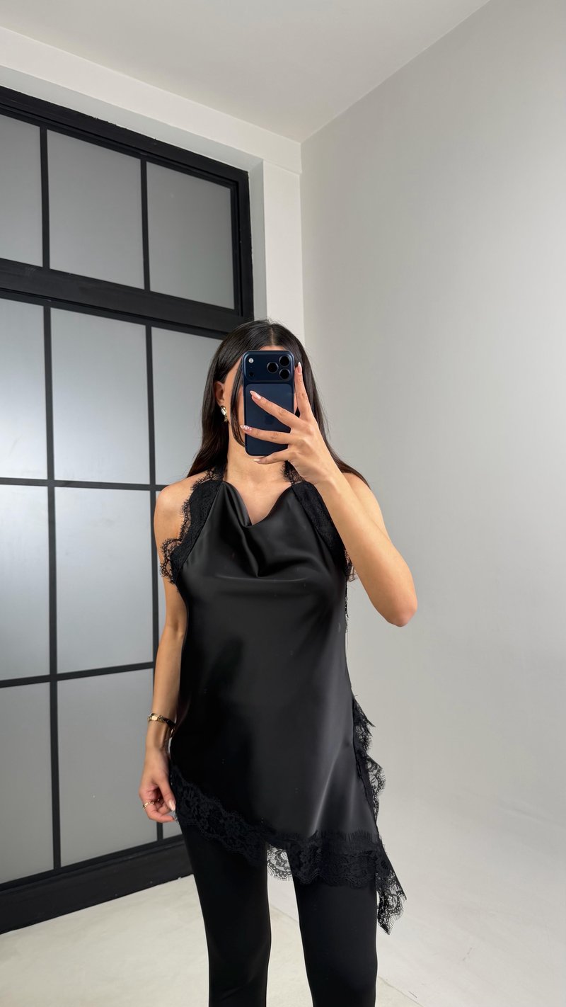 Siyah Asimetrik Kesim Dantel Detaylı Premium Saten Bluz GAUS-00889