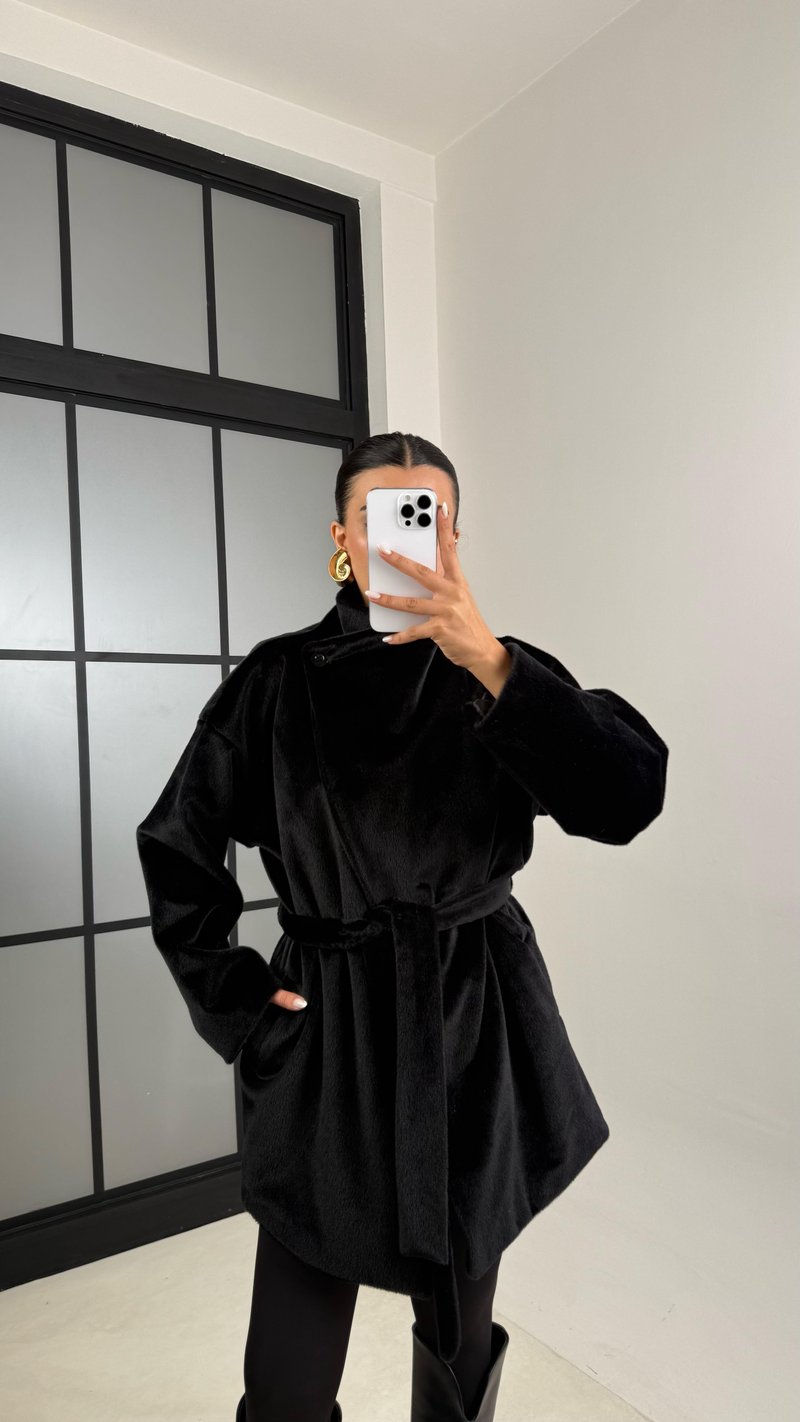 Siyah Asimetrik Düğmeli Astarlı Kuşaklı Kaşe Ceket GAUS-00474