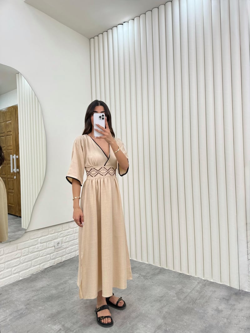 Taş V Yaka Beli Kahve İşlemeli Yırtmaçlı Keten Elbise Gaus00297