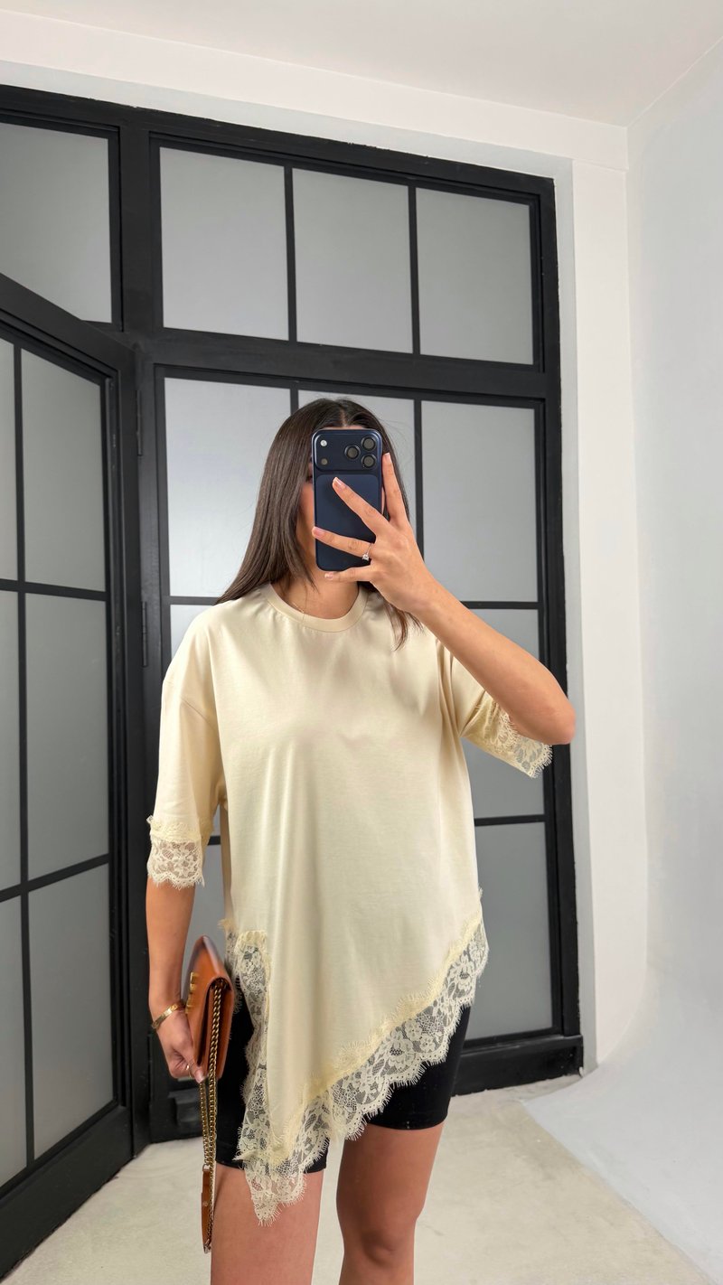 Bej Asimetrik Dantel Detaylı Tshirt GAUS-01164