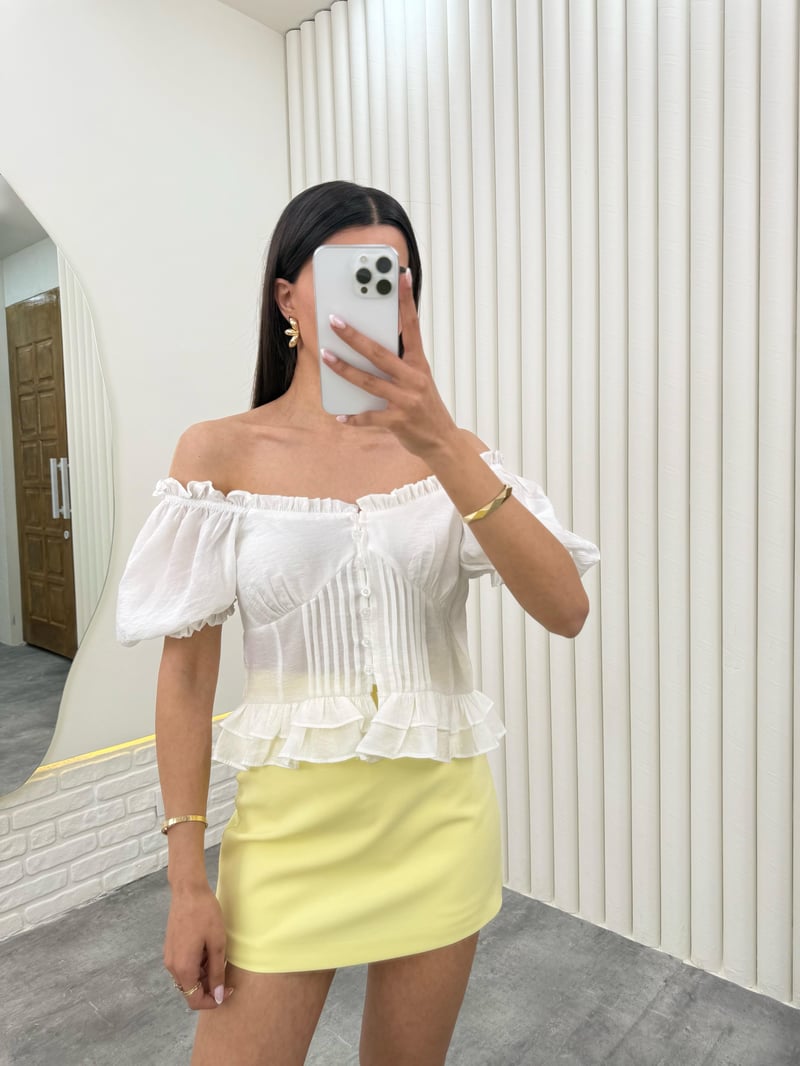 Beyaz Balon Kol Önü Düğmeli Fırfırlı  Crop Bluz Gaus00279