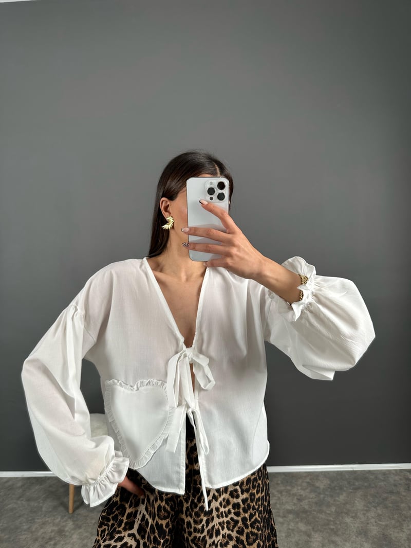 Beyaz Pinterest Kalp Detaylı Bağlamalı Gömlek 