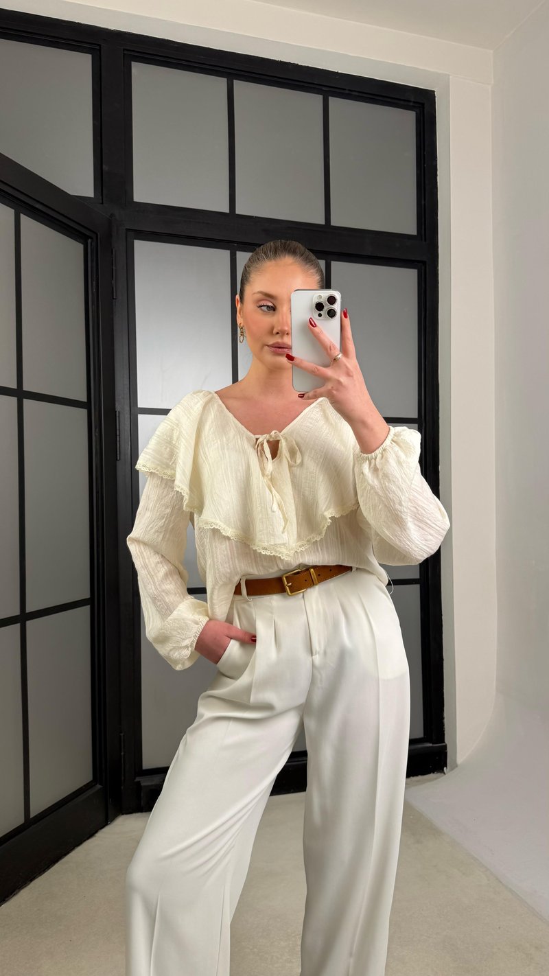 Krem Bebe Yaka Volanlı Bluz GAUS-01274