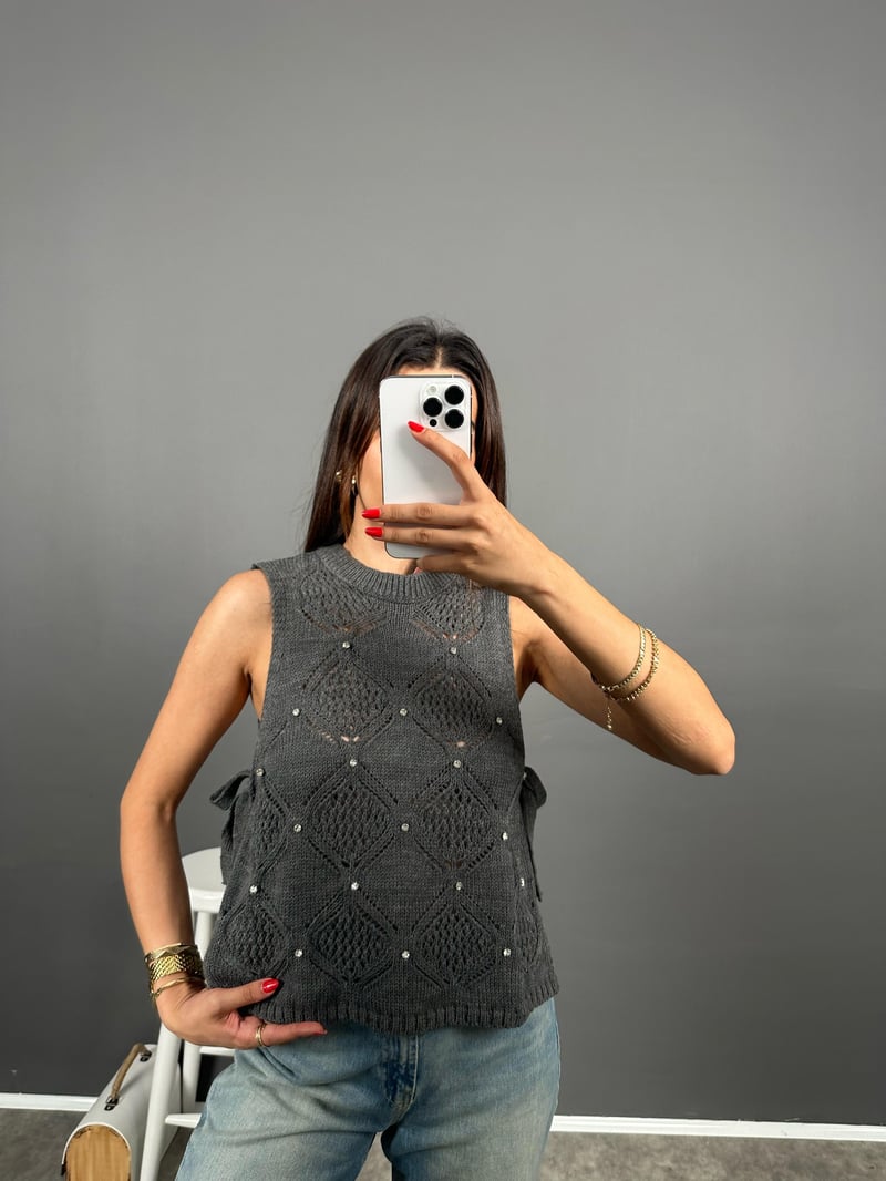 ZR Model Koyu Gri Yandan Bağlamalı Taşlı Örme Triko Sıfır Kol Bluz 
