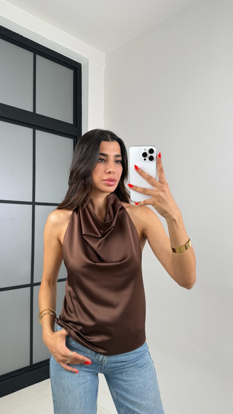 Kahve Boyundan Bağlamalı Sırt Dekolteli Saten Bluz GAUS-008