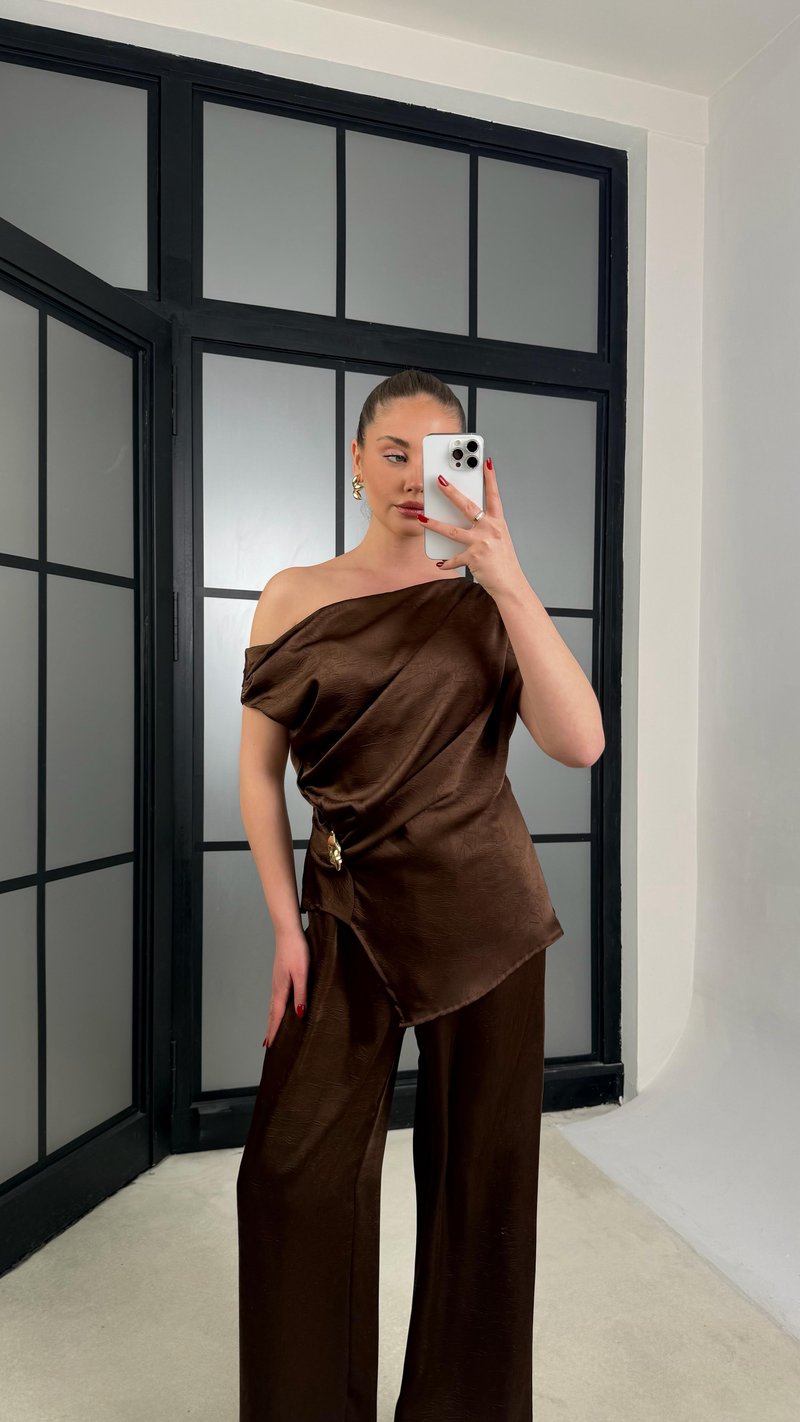 Kahve Gold Toka Detaylı Asimetrik Kesim Bluz Beli Lastikli Pantolon İkili Saten Takım GAUS-01252