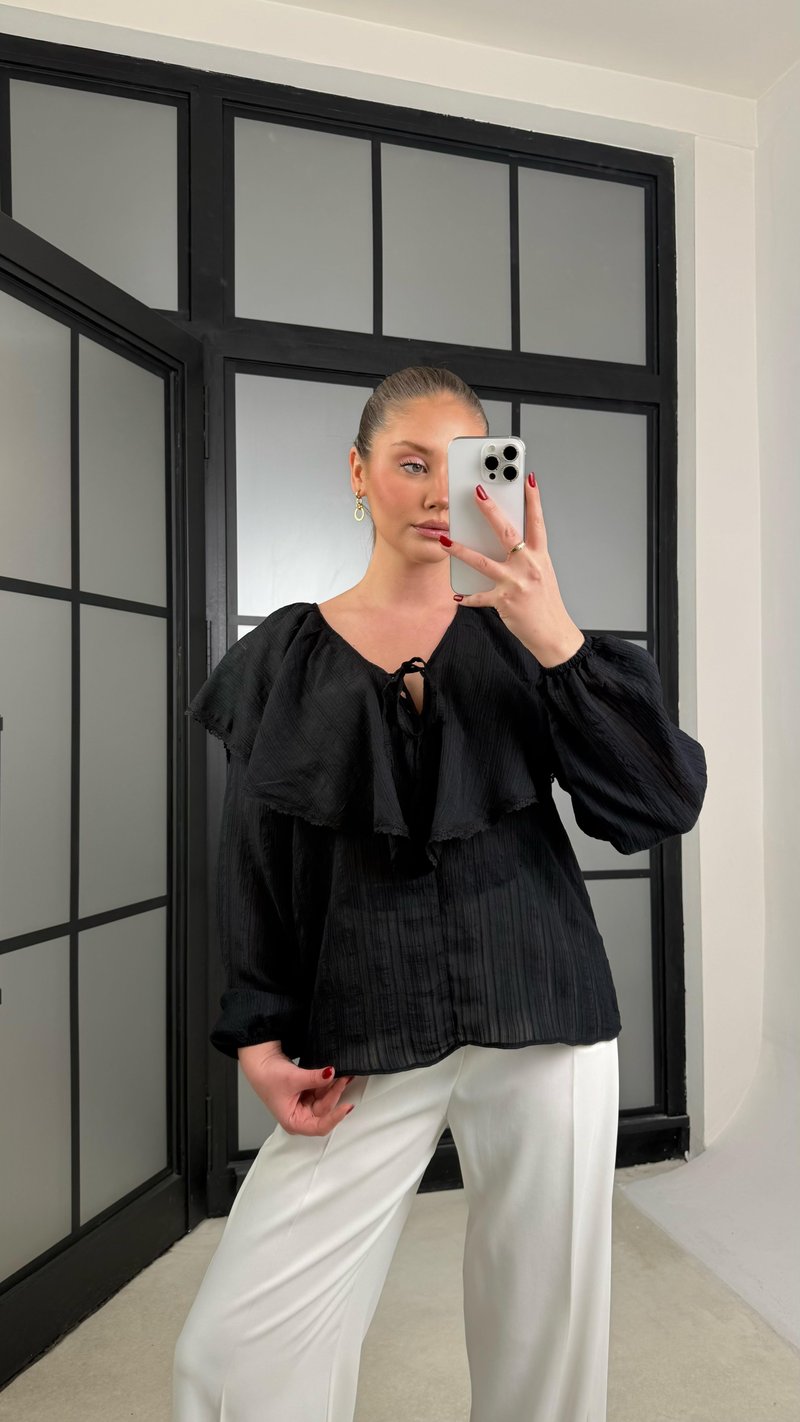Siyah Bebe Yaka Volanlı Bluz GAUS-01274