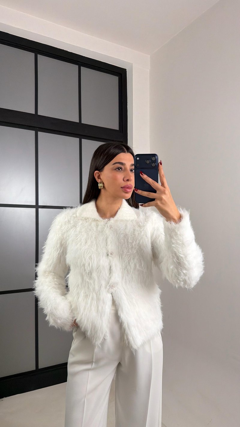 Beyaz Çiçek Düğmeli Sakallı Triko Hırka GAUS-00709
