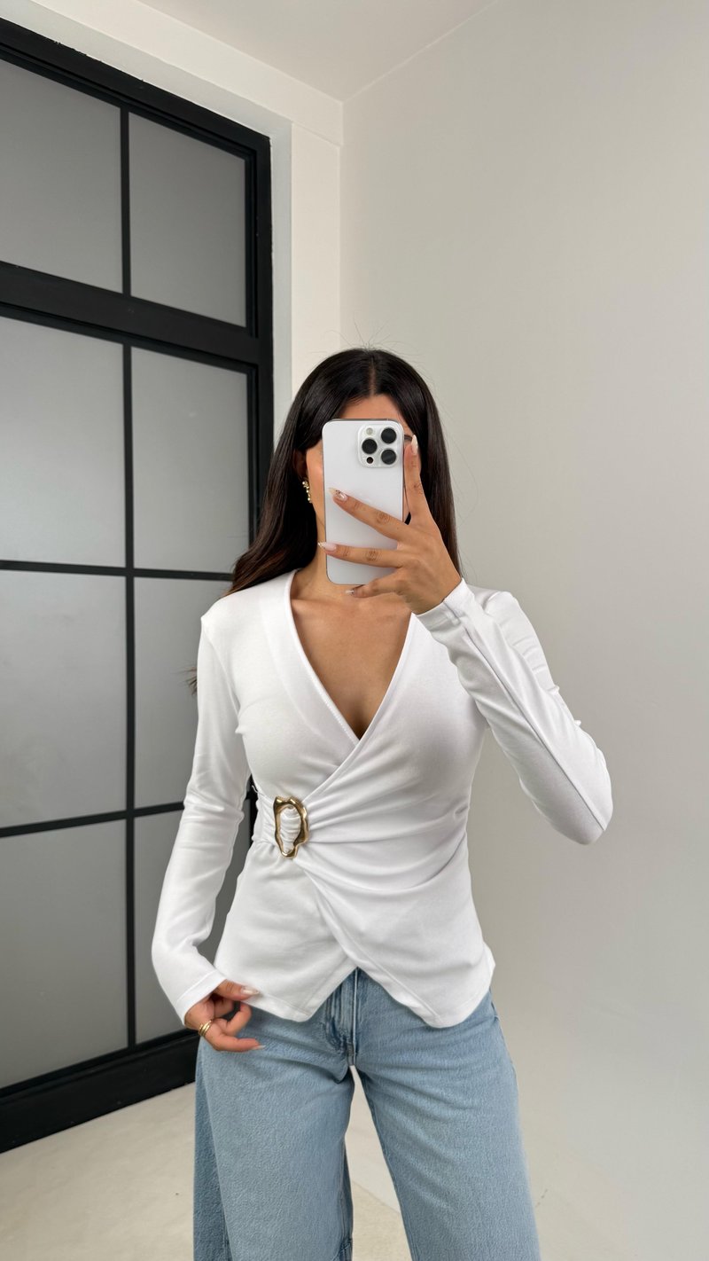 Beyaz V Yaka Gold Tokalı Asimetrik Kesim Bluz GAUS-0085