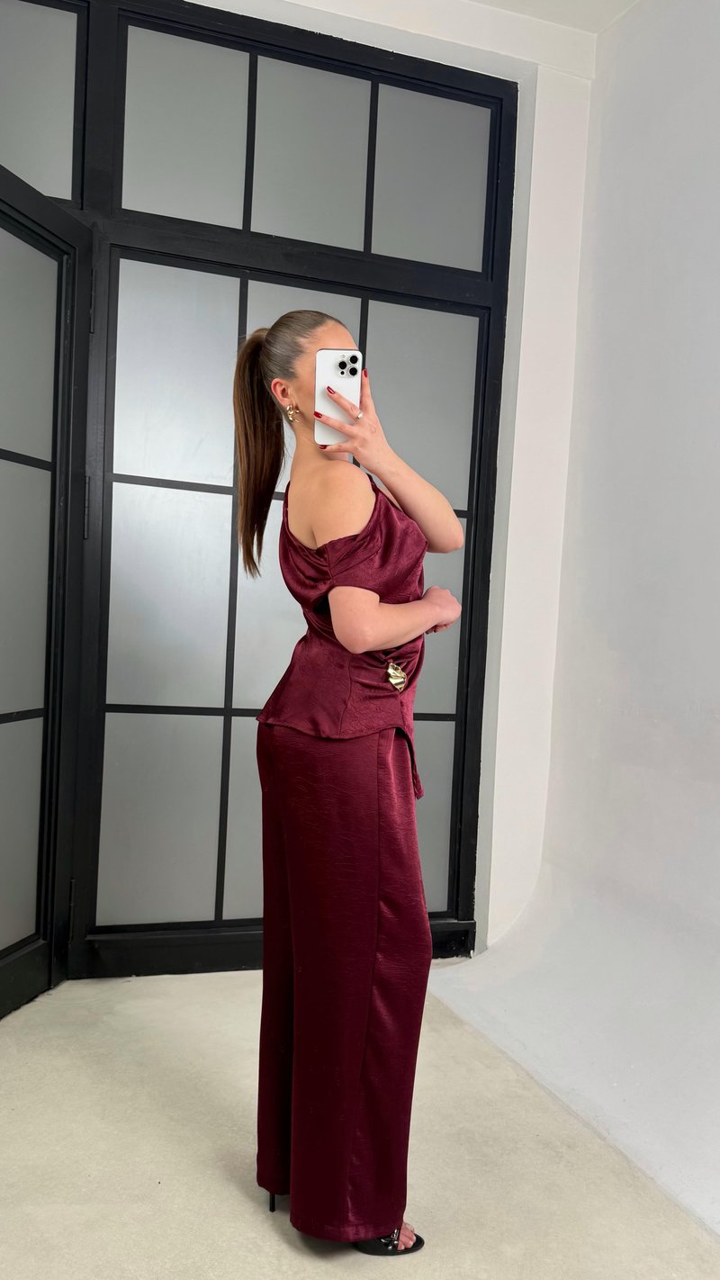 Bordo Gold Toka Detaylı Asimetrik Kesim Bluz Beli Lastikli Pantolon İkili Saten Takım GAUS-01252
